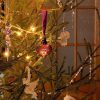 Ёлка из 2011 года. В этом году будем наряжать позже и небьющимися игрушками - в гости прибудут двое маленьких детей и незнакомый кот. Так что никаких острых, колючих, легко повреждаемых фигурок и соблазнительно свисающих бус. @ Сад Дракона - частный бо