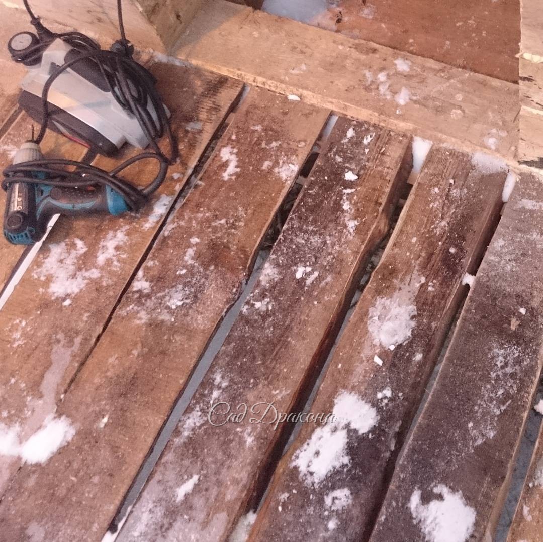 Помост из старых досок для нового курятника. ? ? ? ? Deck of the old boards new chicken coop.    