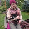 Оссе поспал с Персиком, потом ещё поспал в другой тёплой комнате, потом вышел на улицу... И немедленно залез на ручки, греться! 😽😁 Вся работа по делению пиона встала. 🌼🤗