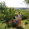 Историческая, ПЕРВАЯ фотография в саду. 🏡 🍀🍀🍀🍀🍀🍀🍀🍀🍀🍀🍀Июнь 2005 г. Мы только переехали. От прежних хозяев нам осталось несколько плодовых деревьев, берёза у крыльца, аспарагус и турецкие гвоздики, возле которых мы с дочкой и стоим. 😊🌸🌼 Женя снимает с дорож