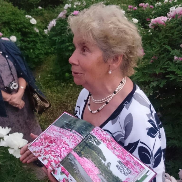 Марианна Сергеевна Успенская со своим пионом "Владимир Новиков" и прекрасной книгой, в которой показано множество сортов и замечательно рассказано о пионах, в том числе в Китае. ?? Книга ещё продаётся! ? ?