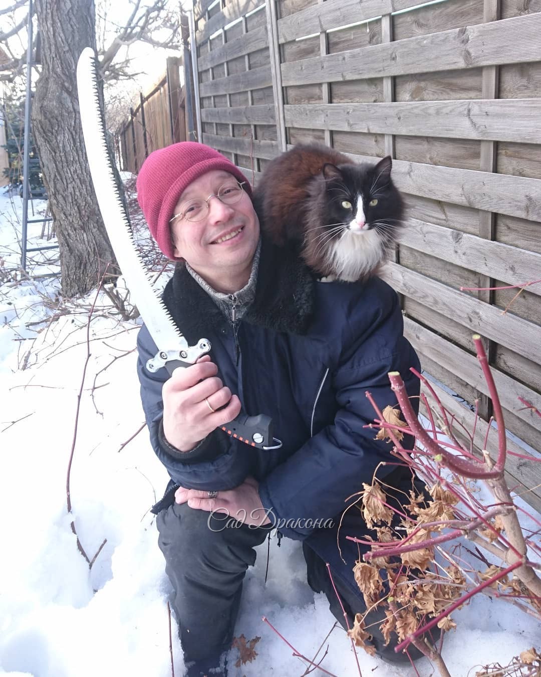Весенние портреты по-колено в снегу, ❄️ с Оссе, который не желает больше морозить лапки 🐾🐾 🐱 На шапке у меня - кошачий хвост, а не помпон 😁🎆