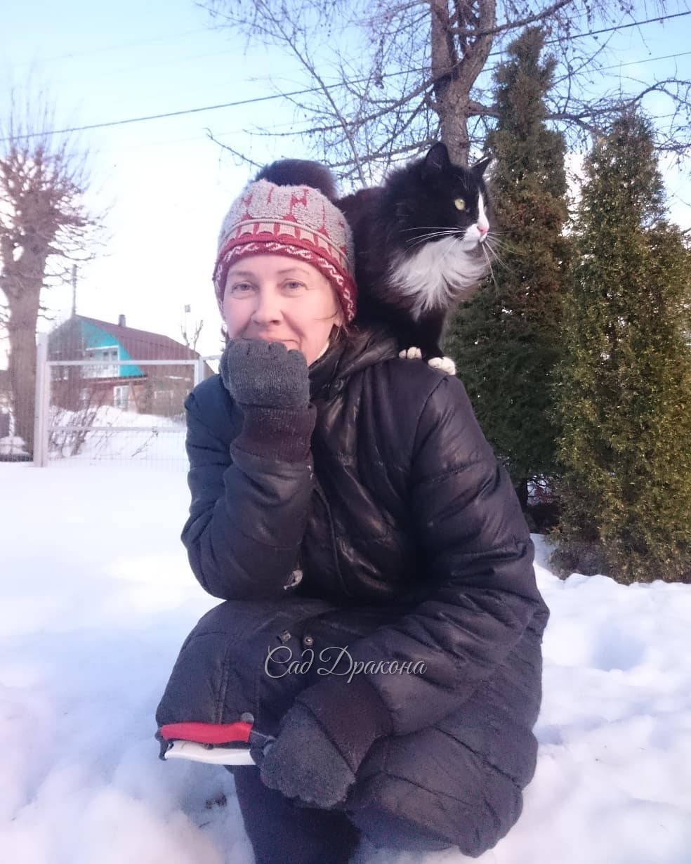 Весенние портреты по-колено в снегу, ❄️ с Оссе, который не желает больше морозить лапки 🐾🐾 🐱 На шапке у меня - кошачий хвост, а не помпон 😁🎆