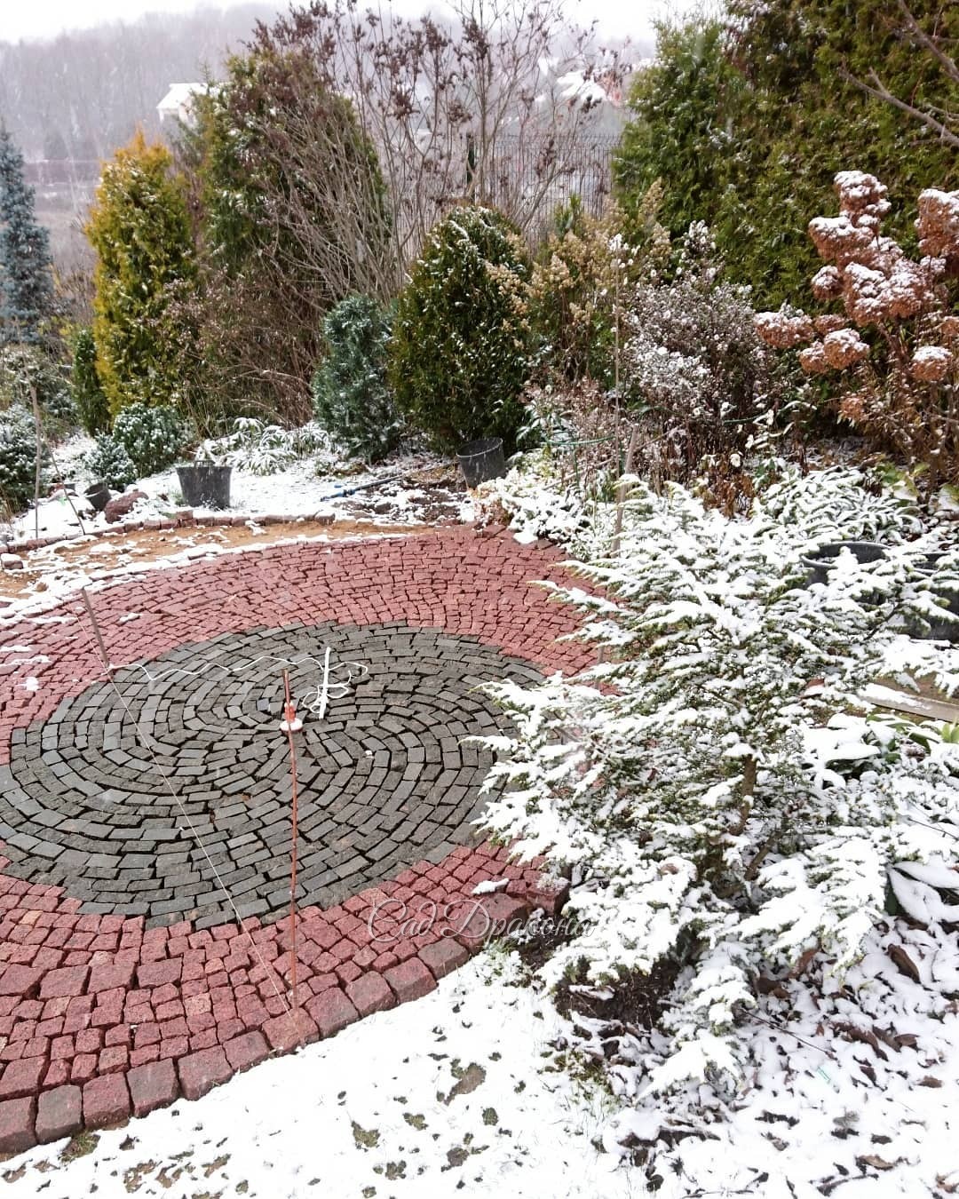 Снег остановил работы по мощению площадки "голова Дракона"... 🌨 А начинали в такую солнечную погоду - листайте! ☀ Неужели не успеем закончить до зимы? 🙇‍♂️🙇‍♀️