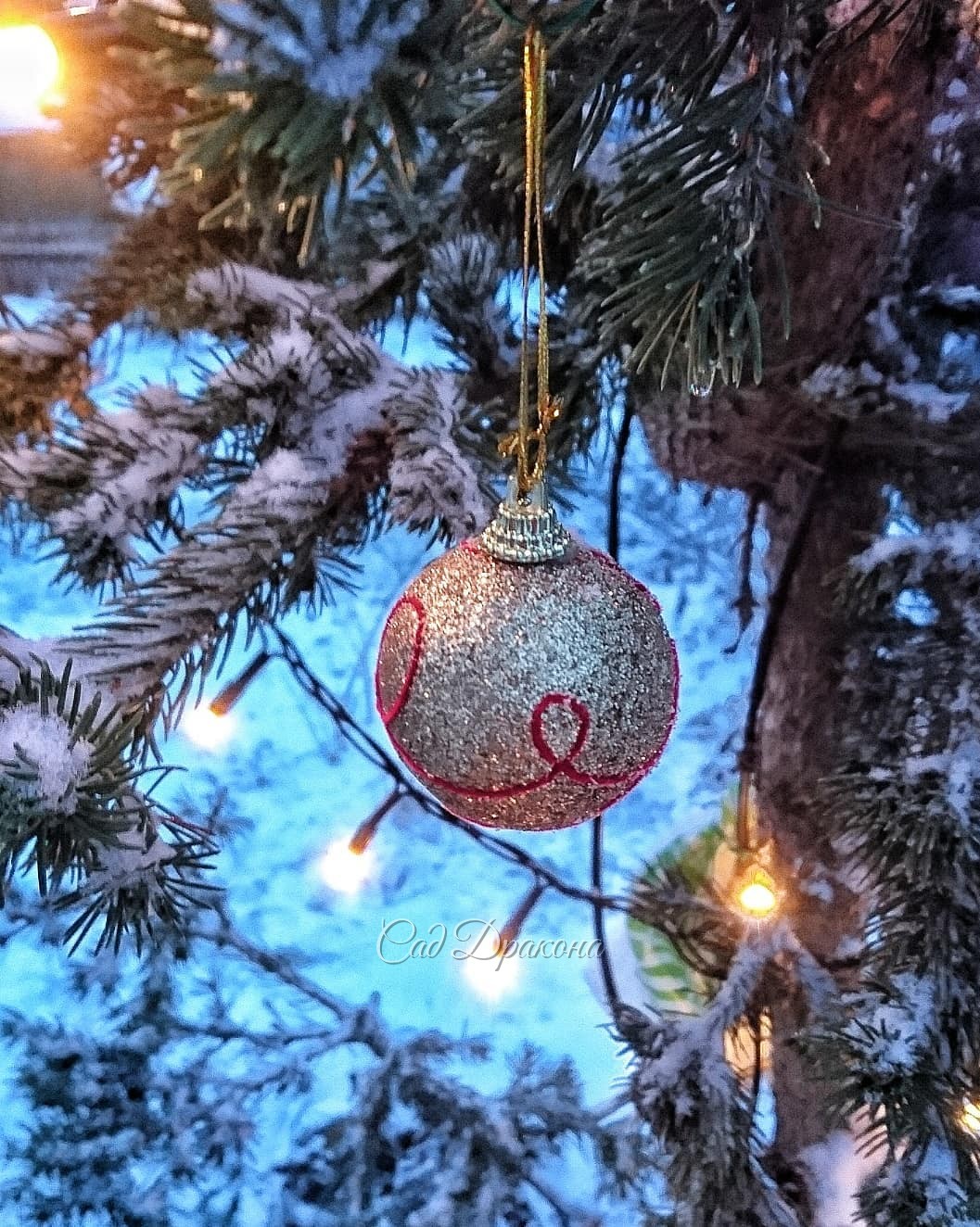 У нас две новости. Первая - мы нарядили нашу ёлочку Lucky Strike 🎄на улице. Украшенная, она тоже забавная, ✨ и её теперь видно из конца в конец улицы. ✨ Народ уже съезжается на праздники, всех встречает наша "зелёная пушистая красавица" 😁🎄🎆🎆🎆 А вторая нов