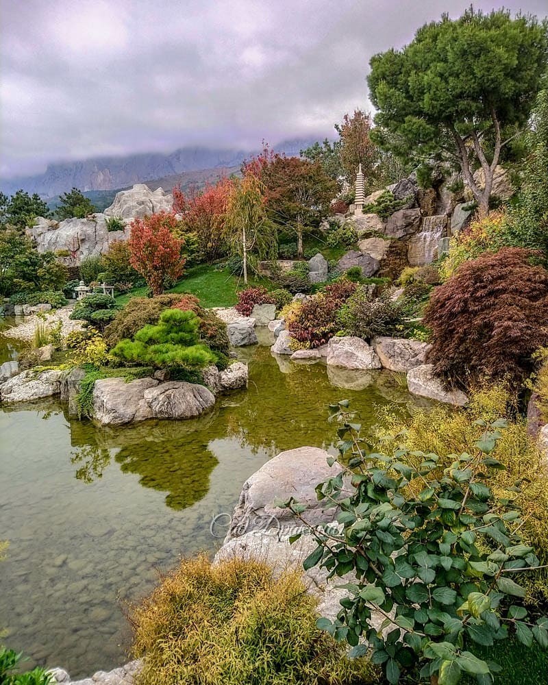 Самый большой водоём расположен в верхней части сада. ⛩️ У него сложная береговая линия, острова, всё это усажено прекрасными растениями , 🌳🏵 среди которой японские клёны разных сортов, 🍁 сакуры,💮 много крупных бонсаев, 🌲цветущие кустарники. 🌼Через воду п