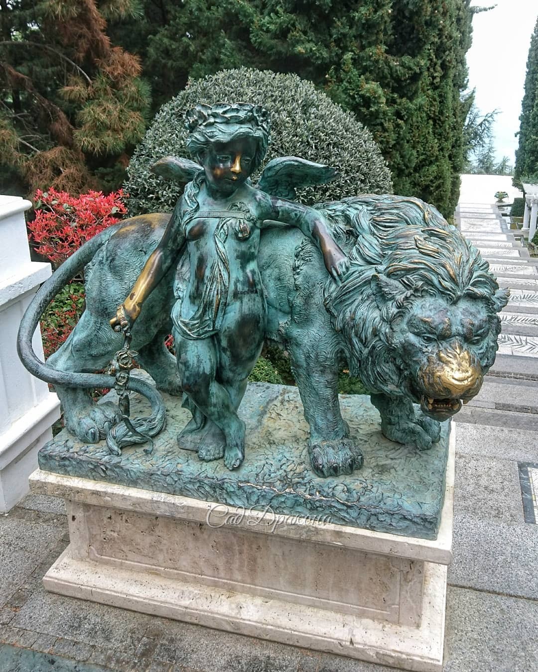 Скульптуры на лестнице Искусств. 🎨