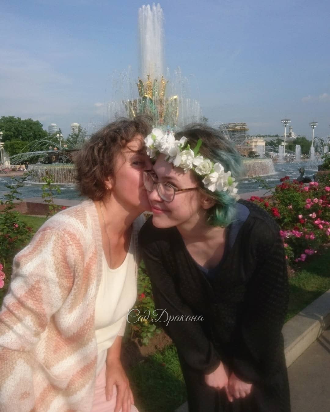 Жизнь в розовом цвете, 💖 или как мы веселились на ВДНХ 💃💃🕺⛲ ⛲ ⛲ 🌹🌹🌹☀💐🎆 Фотоотчёт с моего ДР 30.08 - не судите строго 😅 Огромное спасибо всем поздравившим меня друзьям - не думала, что вас будет так много!! 💓🙏🙏🙏 😇💫 Всем хорошего настроения! 😘💕