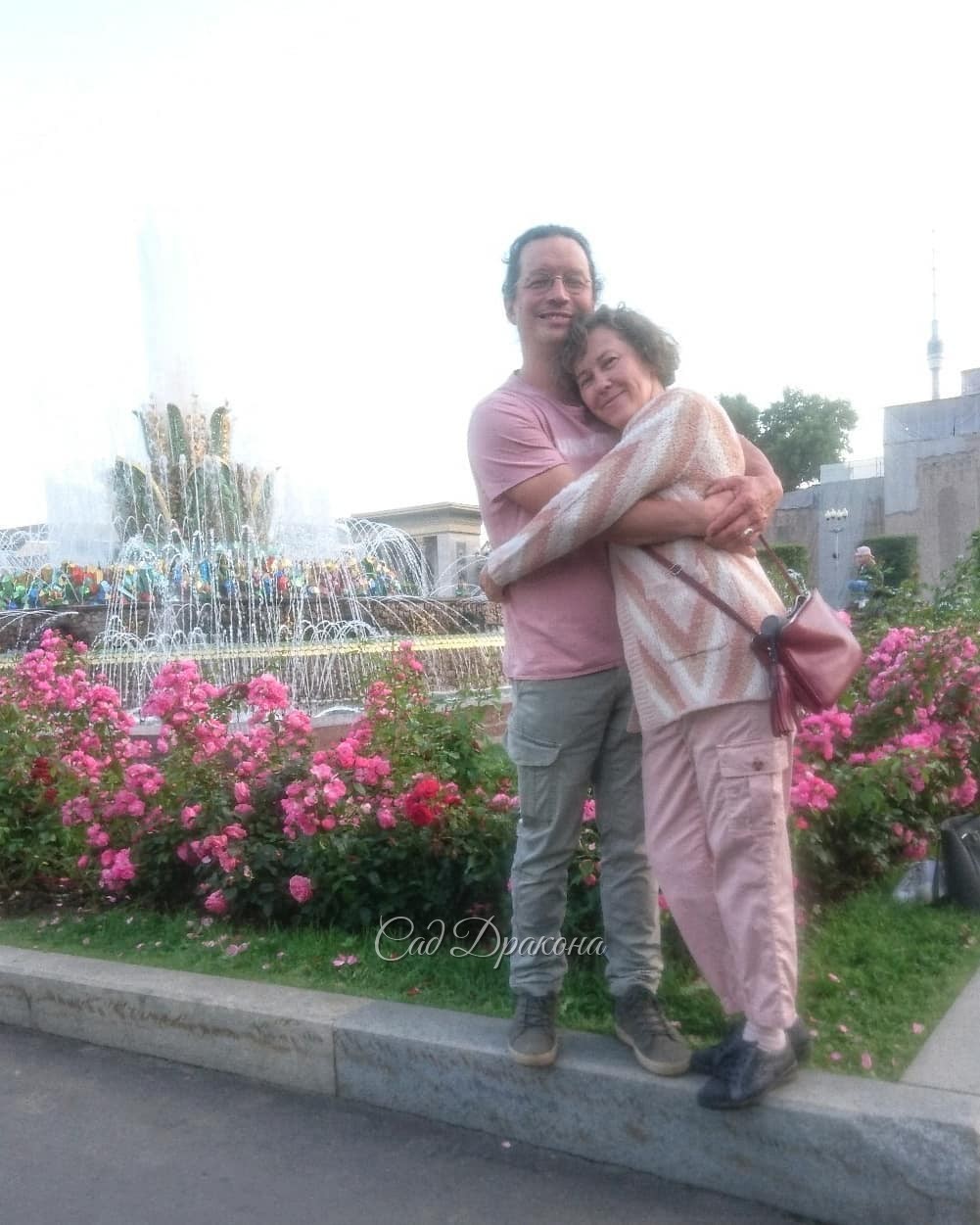 Жизнь в розовом цвете, 💖 или как мы веселились на ВДНХ 💃💃🕺⛲ ⛲ ⛲ 🌹🌹🌹☀💐🎆 Фотоотчёт с моего ДР 30.08 - не судите строго 😅 Огромное спасибо всем поздравившим меня друзьям - не думала, что вас будет так много!! 💓🙏🙏🙏 😇💫 Всем хорошего настроения! 😘💕