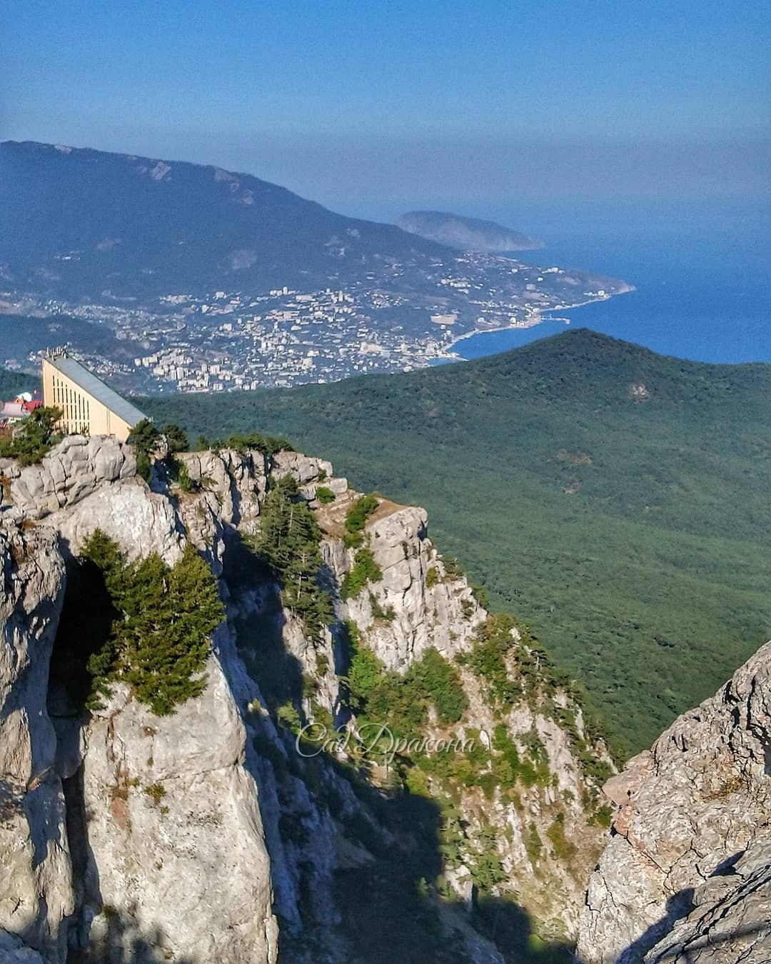 Ай-Петри, сбывшаяся мечта... 💫🏔 Вид на Ялту до самого Аю-Дага! 🏞 Зубцы, ⛰️ обрывы, вид в дргую сторону - всё, как на ладони... Чистейший воздух, сосны, 🌲можжевельники, бесконечное море 🌊🌊🌊 Хочется вернуться и провести там весь день! Встать в 6 утра... 😅 С