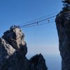 Люди на Ай-Петри (смельчаки)) переходят с зубца на зубец по шатающимся мостикам над пропастью. 😱 А другие, не такие бесстрашные, сидят на краешке, или подальше от него 😁😂 Любуются видами на море и землю внизу... 🏞🌊🌅😉