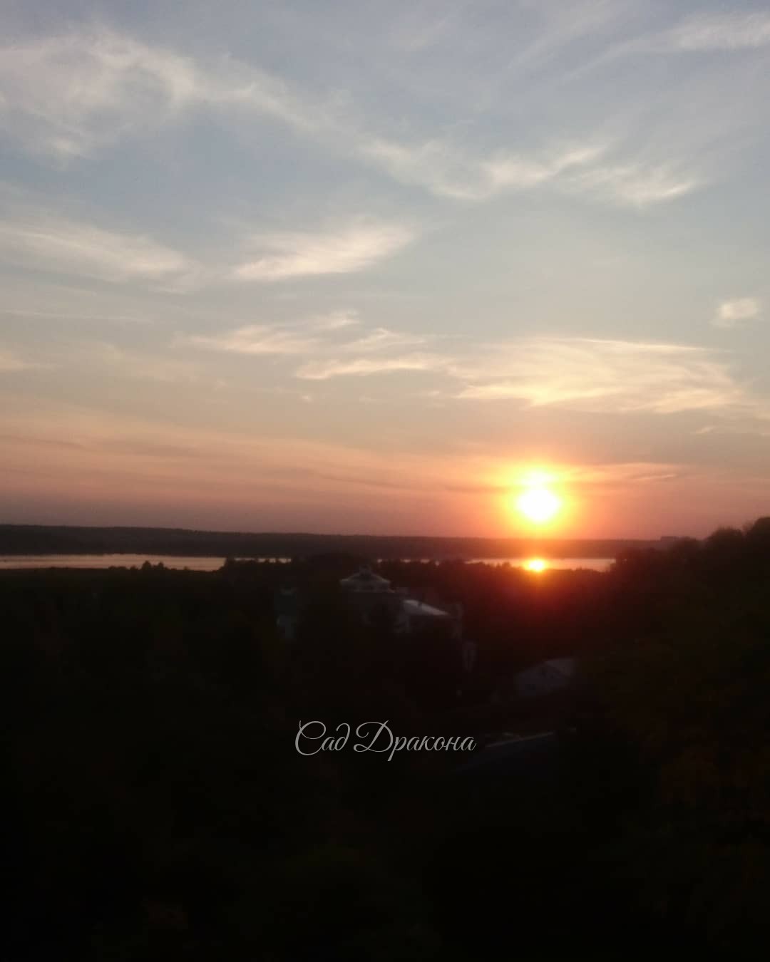 Солнечный октябрьский день может быть таким нарядным! 🌸☀💐🌼🌿 И играть красками до самого заката 🌅😊