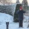 Вчера попросила Женю постоять возле живой изгороди для масштаба. 🌲 А то она кажется маленькой на 2м фото ➡️ И поняла, что снимать Женю так же сложно, как Персика)) 😽 На первом снимке он смотрел в телефон 📱 Потом моргнул - камера тут же доложила: "объект з