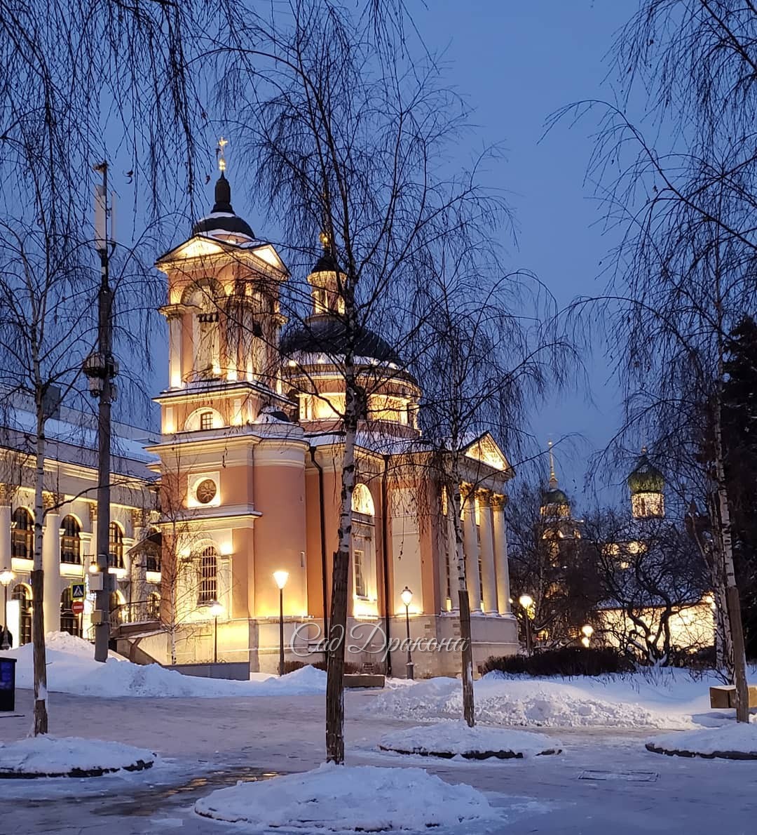 Немного зимней Москвы в Крещенский вечер ❄️💙✝️🏙️ Для всех, кто не живёт в столице, или, как я, редко бывает в центре 😊 Прошла от Охотного ряда через Красную площадь до парка Зарядье. Тихо, чисто, и совсем мало людей) На первом фото храм Великомученицы Вар