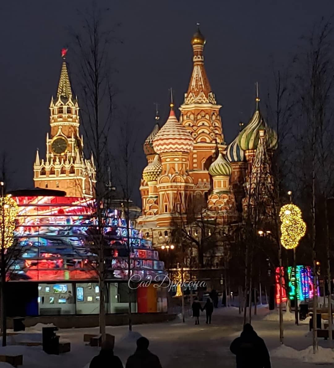 Немного зимней Москвы в Крещенский вечер ❄️💙✝️🏙️ Для всех, кто не живёт в столице, или, как я, редко бывает в центре 😊 Прошла от Охотного ряда через Красную площадь до парка Зарядье. Тихо, чисто, и совсем мало людей) На первом фото храм Великомученицы Вар