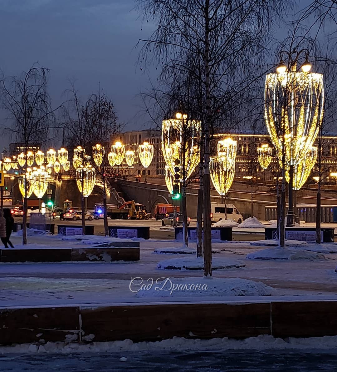 Немного зимней Москвы в Крещенский вечер ❄️💙✝️🏙️ Для всех, кто не живёт в столице, или, как я, редко бывает в центре 😊 Прошла от Охотного ряда через Красную площадь до парка Зарядье. Тихо, чисто, и совсем мало людей) На первом фото храм Великомученицы Вар