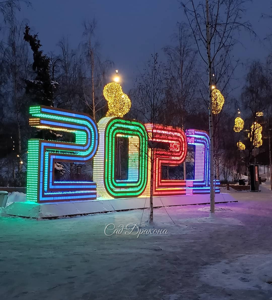 Немного зимней Москвы в Крещенский вечер ❄️💙✝️🏙️ Для всех, кто не живёт в столице, или, как я, редко бывает в центре 😊 Прошла от Охотного ряда через Красную площадь до парка Зарядье. Тихо, чисто, и совсем мало людей) На первом фото храм Великомученицы Вар