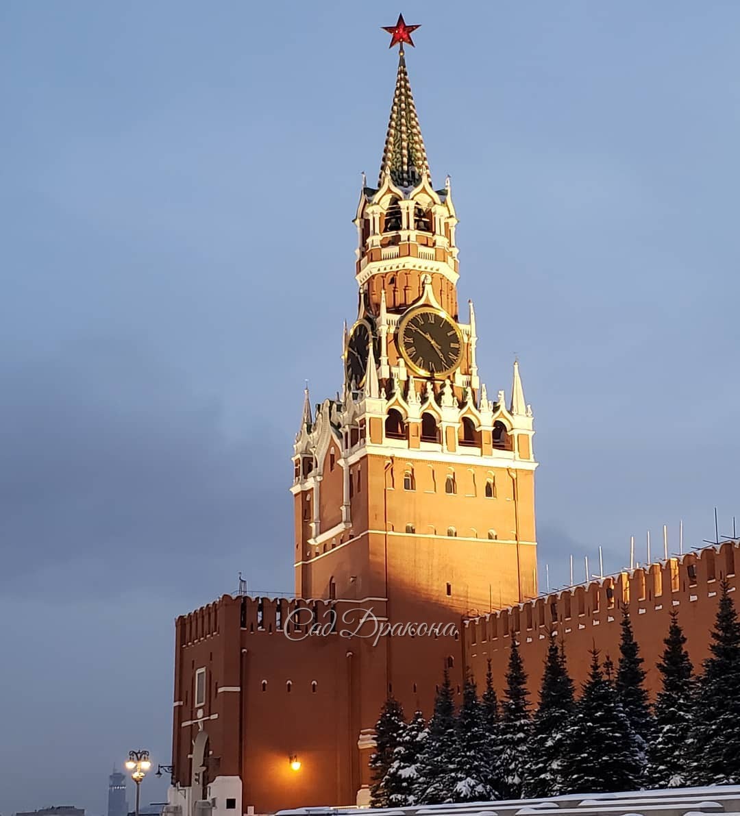 Немного зимней Москвы в Крещенский вечер ❄️💙✝️🏙️ Для всех, кто не живёт в столице, или, как я, редко бывает в центре 😊 Прошла от Охотного ряда через Красную площадь до парка Зарядье. Тихо, чисто, и совсем мало людей) На первом фото храм Великомученицы Вар