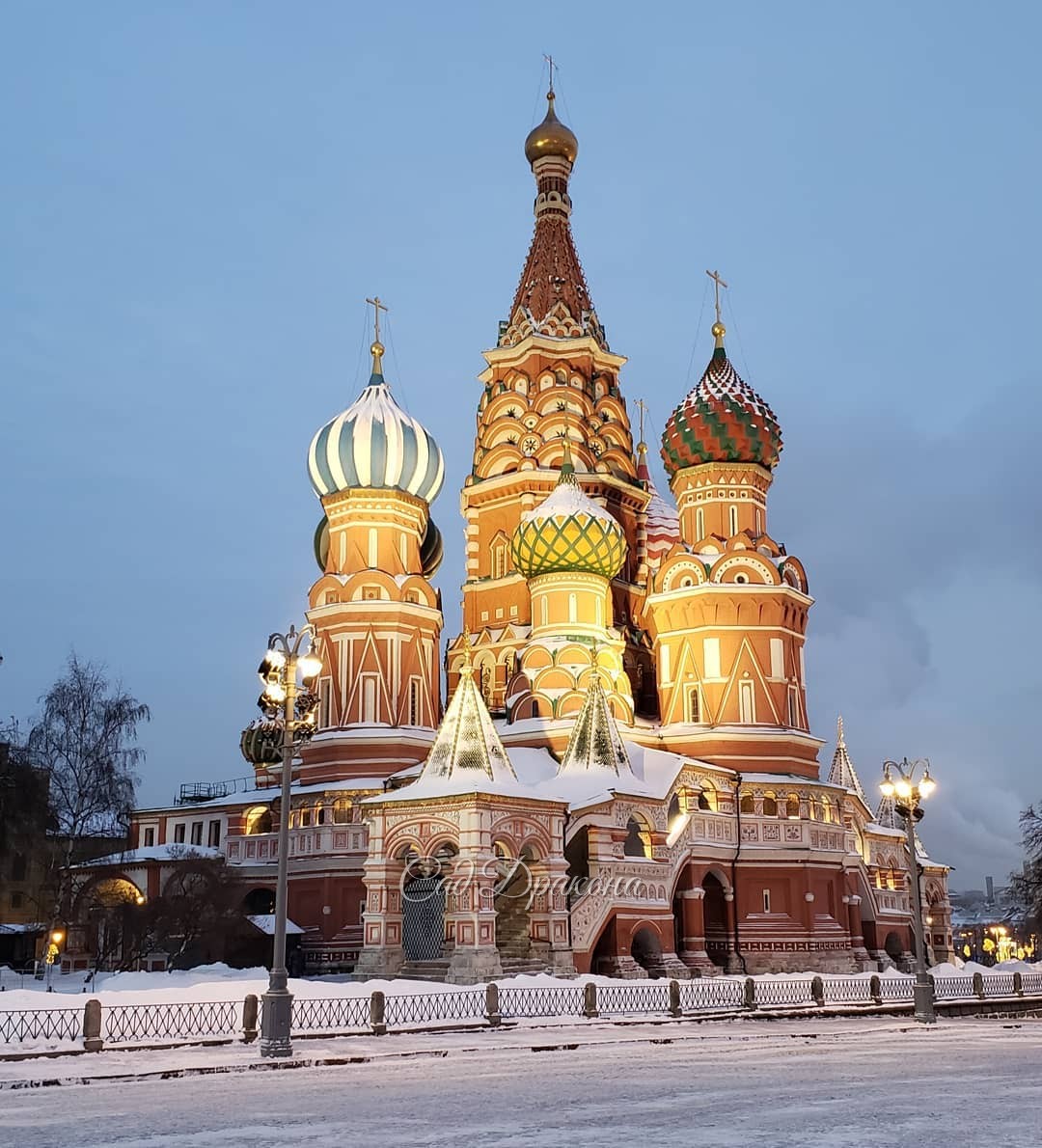 Немного зимней Москвы в Крещенский вечер ❄️💙✝️🏙️ Для всех, кто не живёт в столице, или, как я, редко бывает в центре 😊 Прошла от Охотного ряда через Красную площадь до парка Зарядье. Тихо, чисто, и совсем мало людей) На первом фото храм Великомученицы Вар