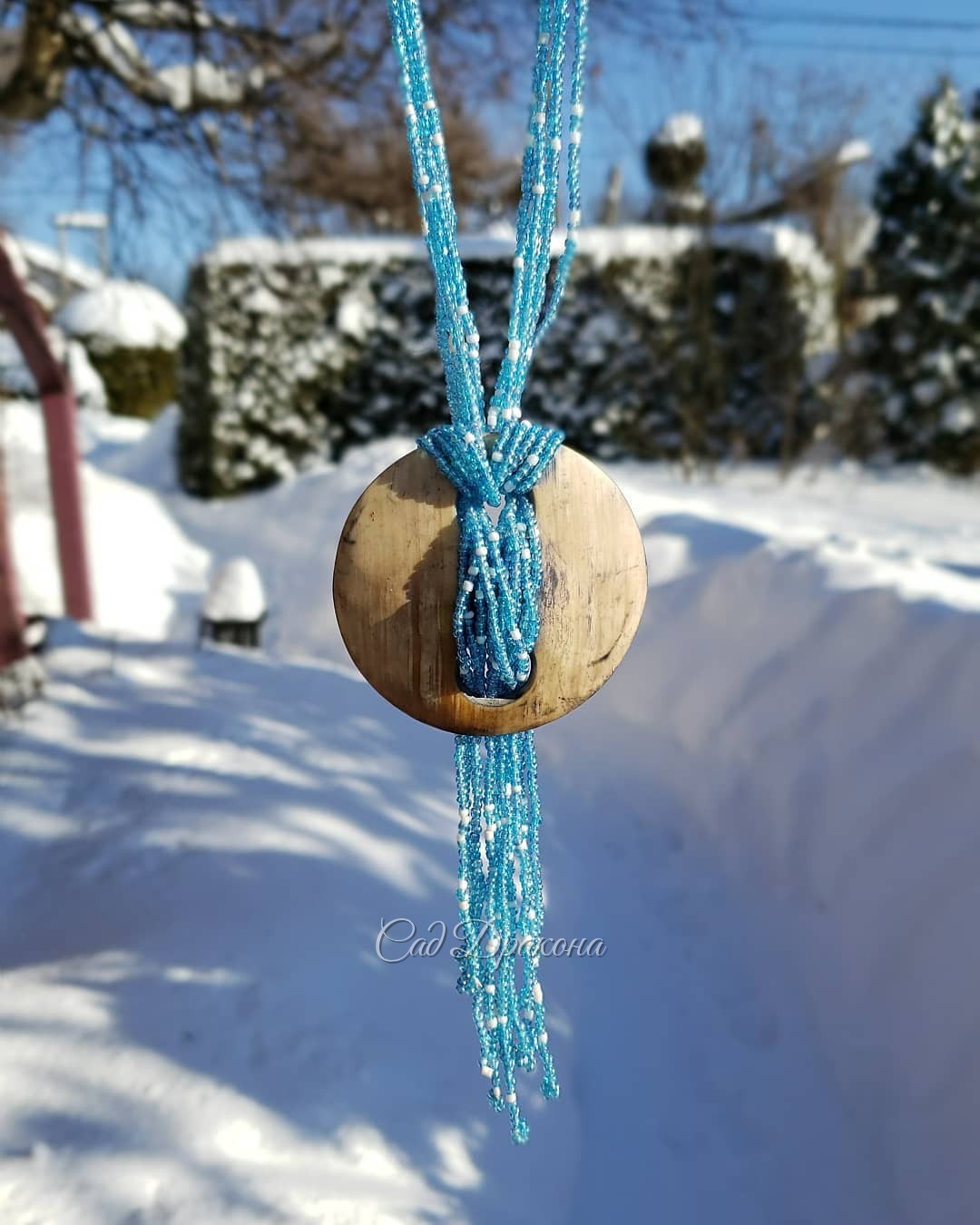 15 февраля в такой же морозный и ясный день родилась наша дочка 🧚‍♀️ Она любит снег, ❄️ 🌨️ ❄️ синее и голубое, 💙 но любит и тёплые моря, 🏝️ волны и китов) 🌊🐳 Бусы для неё 🦓 ☀️❤️❤️❤️ Она сказала, что "фото африканских украшений на фоне северной эстетики, с