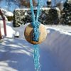 15 февраля в такой же морозный и ясный день родилась наша дочка 🧚‍♀️ Она любит снег, ❄️ 🌨️ ❄️ синее и голубое, 💙 но любит и тёплые моря, 🏝️ волны и китов) 🌊🐳 Бусы для неё 🦓 ☀️❤️❤️❤️ Она сказала, что "фото африканских украшений на фоне северной эстетики, с