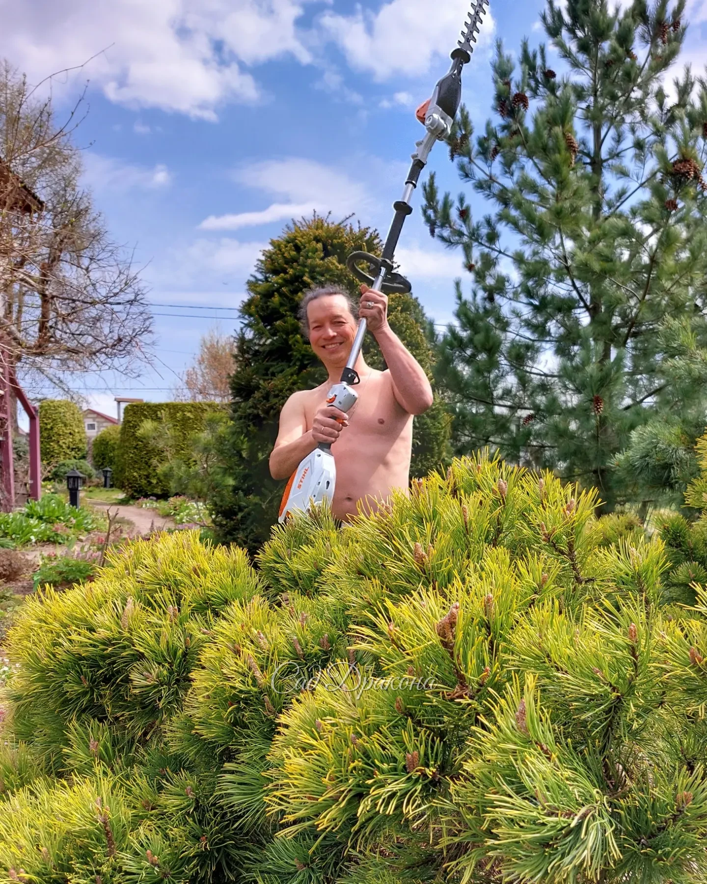 🌿 В саду все люди равны 🤗 День неодетого садоводства отмечают в разных странах, чтобы напомнить об этом, как и о том, что не надо относиться к себе слишком уж серьёзно 😉
