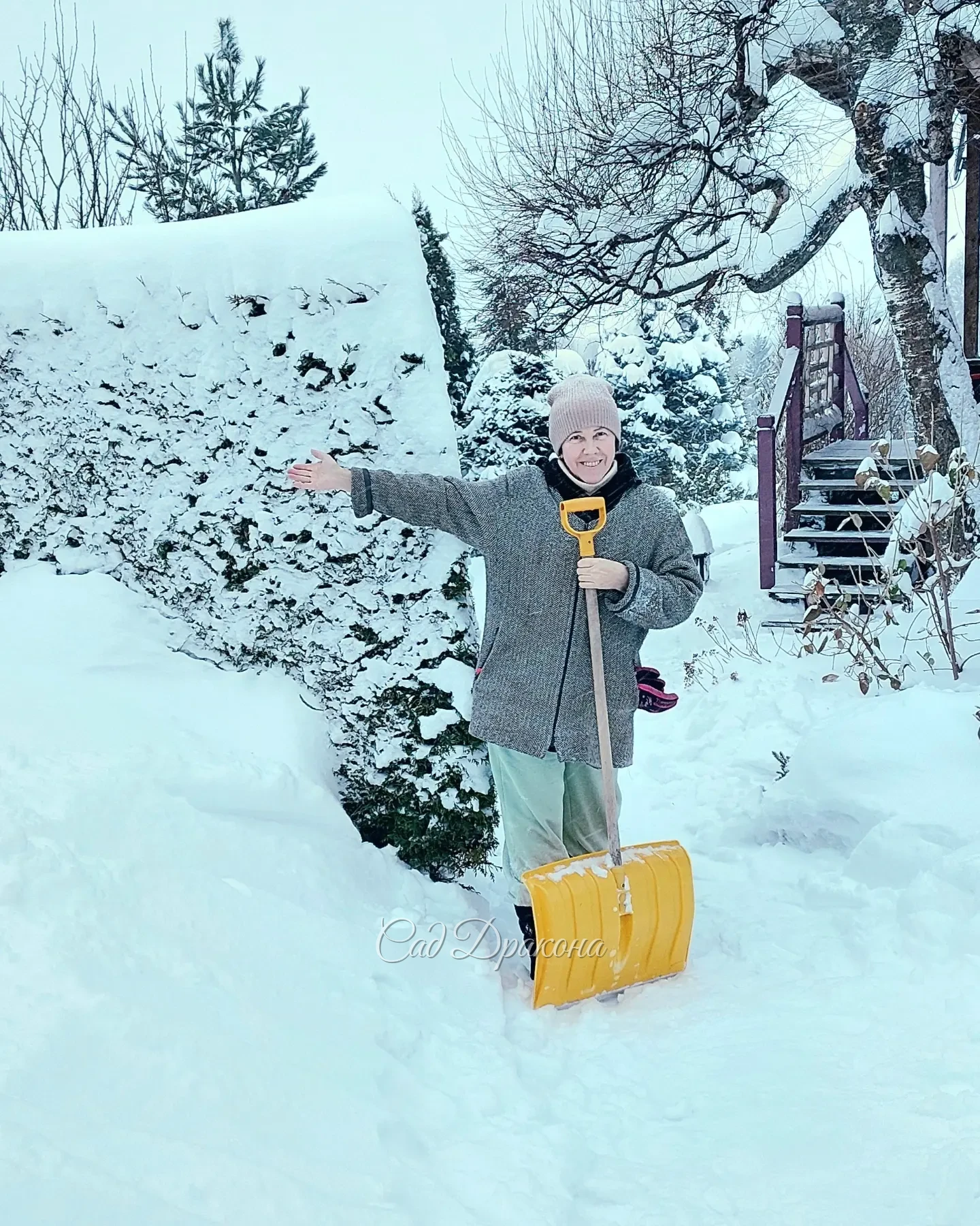 Все выходные провели за расчисткой снега ❄️ Дорожки, автостоянки, крыша... и опять дорожки 😅 Замело знатно, не помню такого снежного декабря, даже окна залепило 😍❄️☃️