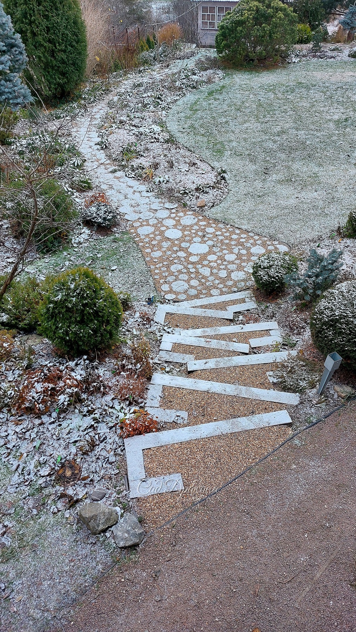 Приморозило ❄️ Сейчас хорошо читаются ступеньки заново сделанной лестницы и деревянные спилы на дорожке.
